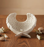 Platito decorativo de resina con forma de alas blancas para joyas, cristales y amuletos espirituales.