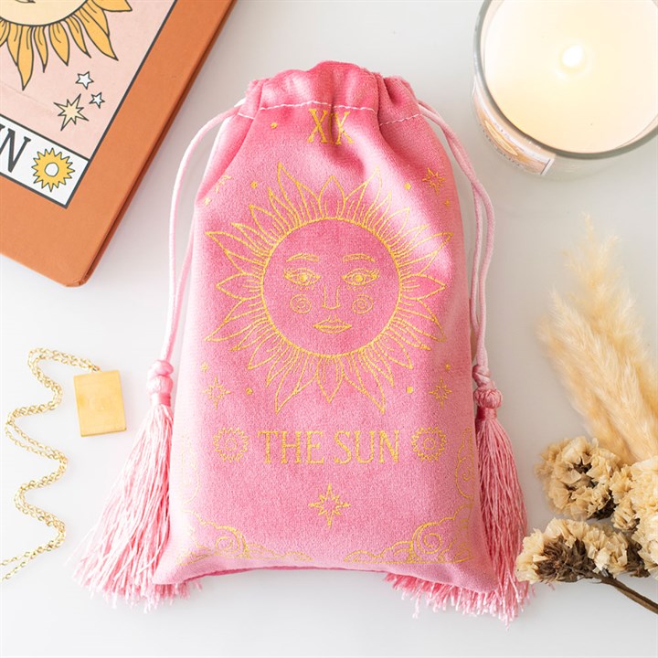 Bolsa de terciopelo rosa para cartas de tarot con el símbolo del Sol estampado en dorado y cierre de cordón.