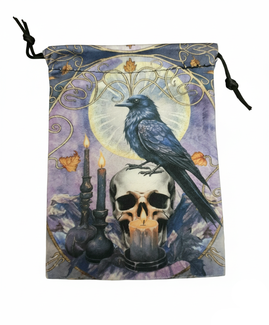 Bolsa de terciopelo para tarot con ilustración de un cuervo sobre una calavera y una luna llena, diseño místico oscuro.