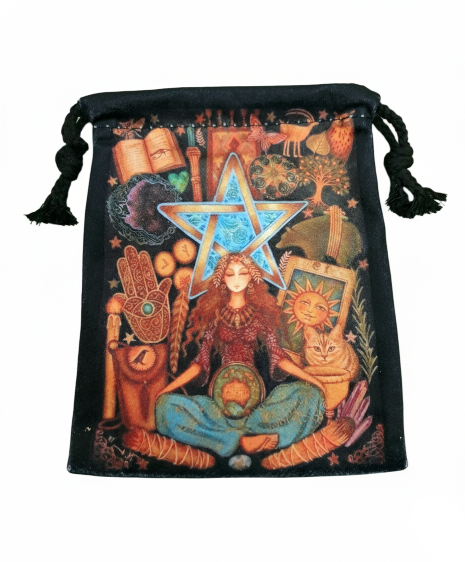 Bolsa de terciopelo para tarot con ilustración de una sacerdotisa y un pentáculo de protección, diseño esotérico a doble cara.