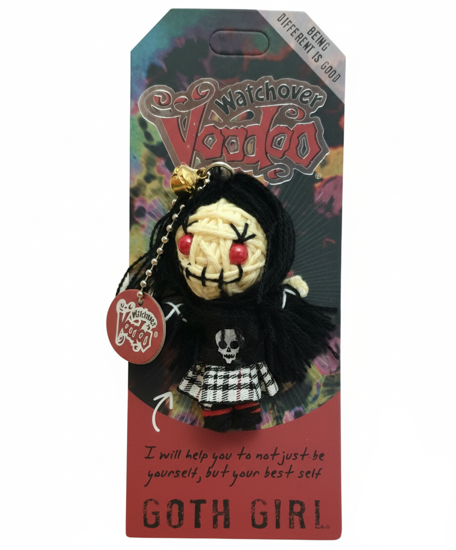 Muñeco Voodoo Goth Girl de Watchover con falda a cuadros y calavera, amuleto para la autenticidad y el estilo alternativo.