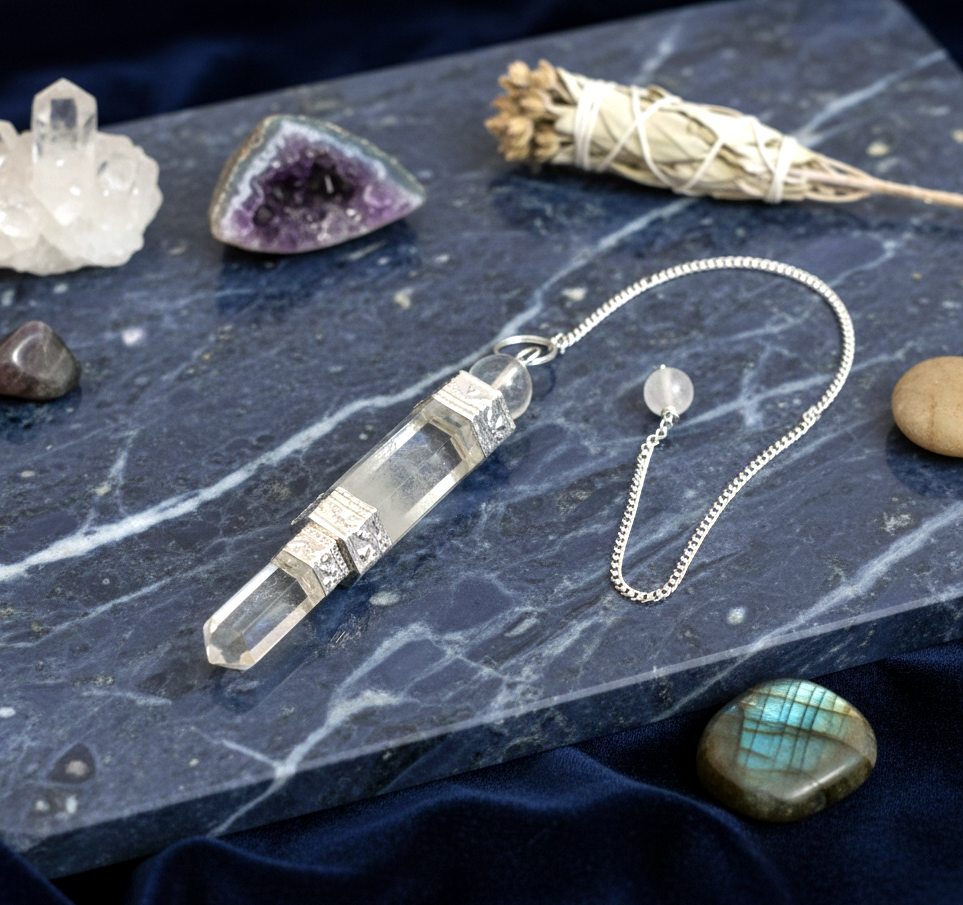 Péndulo de cristal de cuarzo roca transparente tallado con cadena decorativa para trabajos de energía.