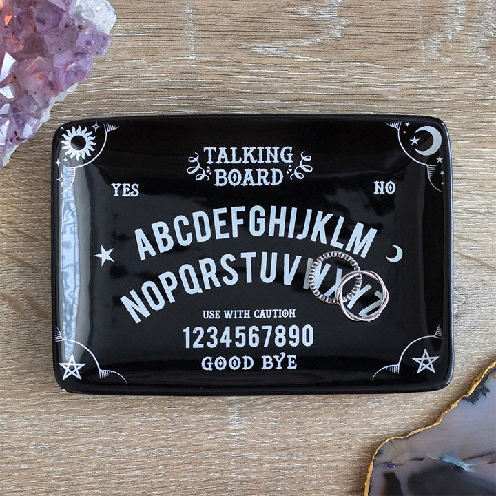 Plato rectangular de porcelana con diseño de tablero Ouija en blanco y negro para dejar joyas y cristales sobre un escritorio.