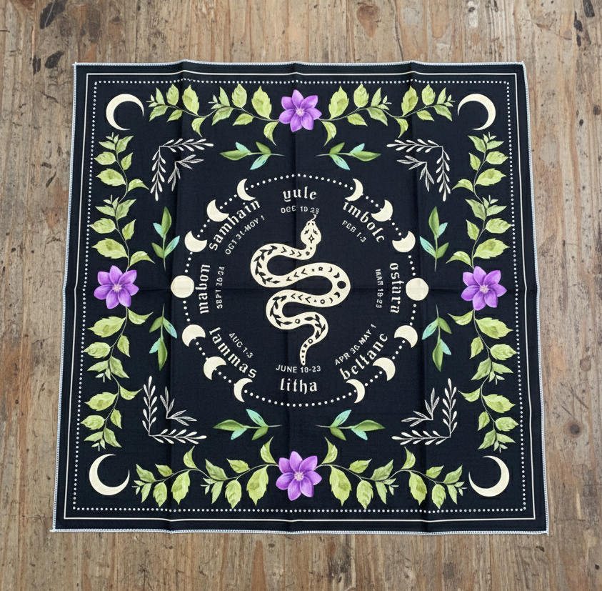 Gran tapete de altar cuadrado de 75cm con el diseño de la rueda del año, una serpiente central y detalles florales en blanco sobre negro.